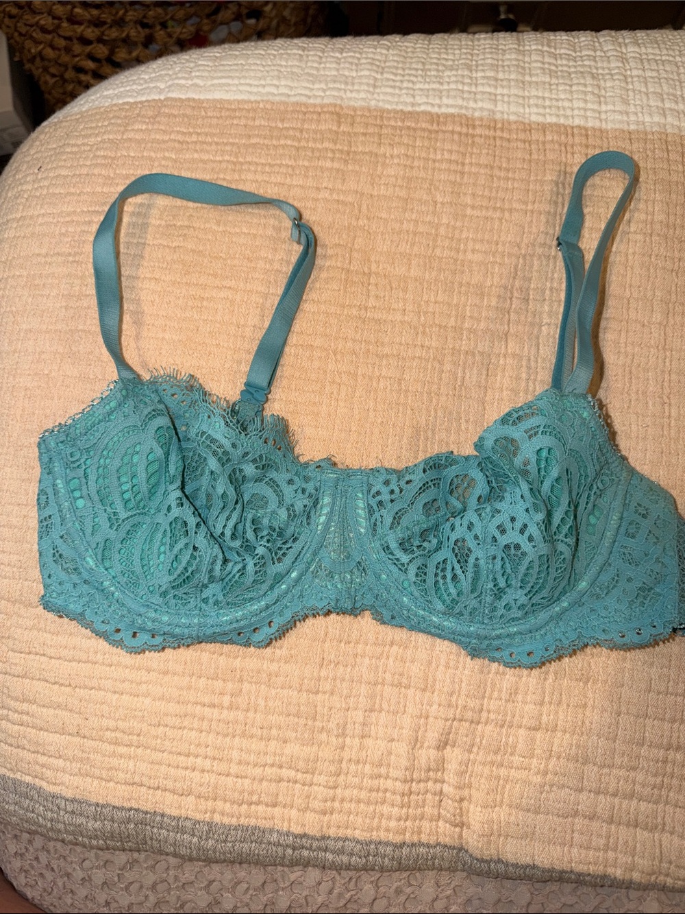 NWOT Victoria’s Secret Dream Angels Demi 34D Pushup Underwire Bra turquoise
